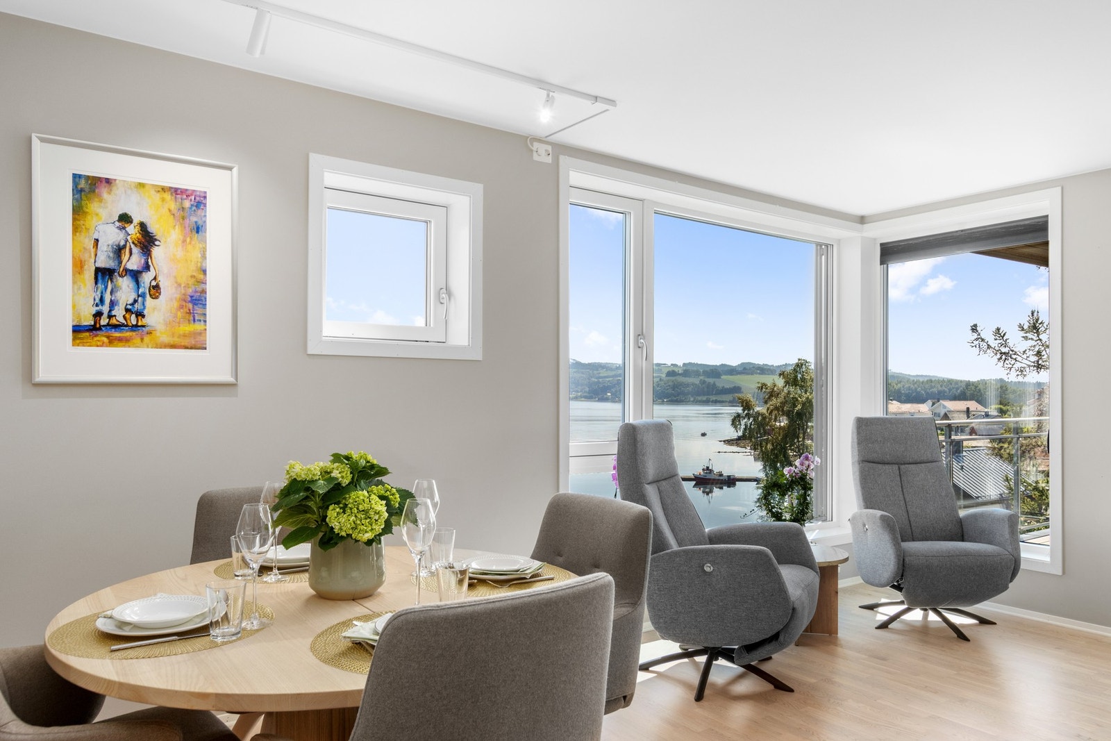 Leiligheten nyter en flott utsikt fra oppholdsrommene. Galleribilde