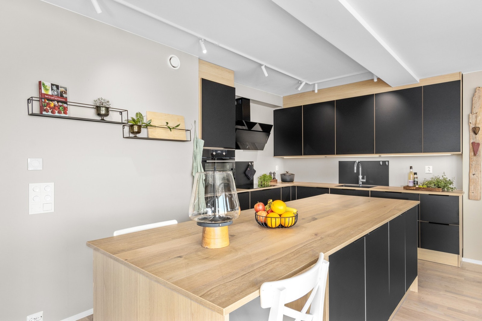 Kjøkken med kjøkkenøy. Galleribilde