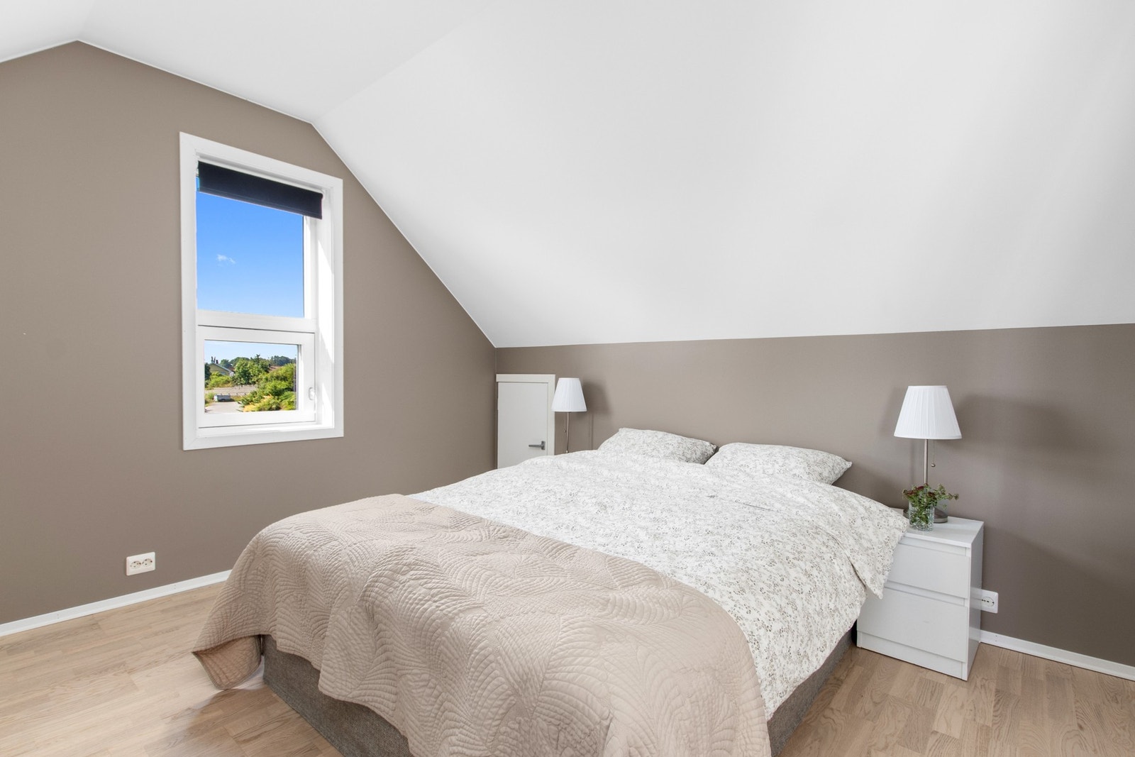 Soverom med god plass til dobbeltseng. Galleribilde