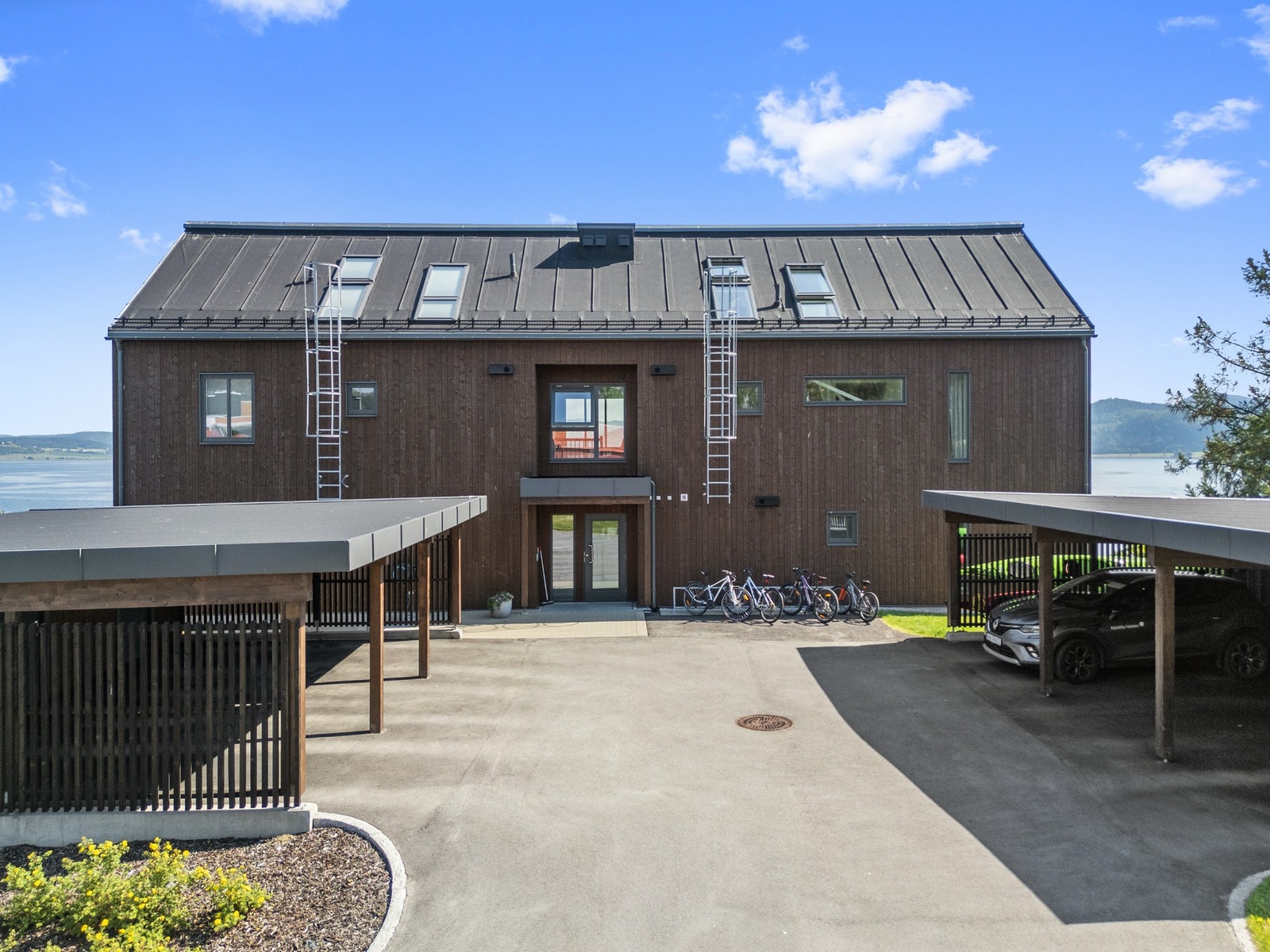 Leiligheten ligger oppe til høyre i bilde - følger med carport og sportsbod til leiligheten. Galleribilde