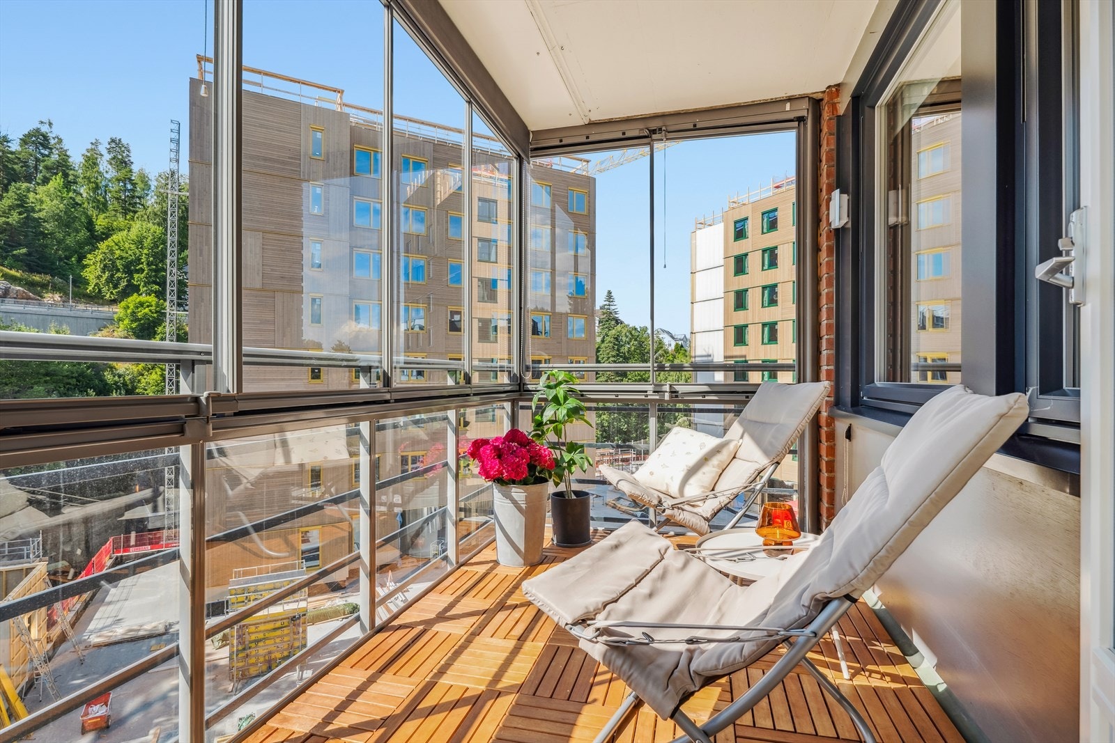 Fra stuen er det utgang til en vestvendt innglasset balkong. Her er det plass til sittegruppe hvor du virkelig kan nyte sommeren. Galleribilde