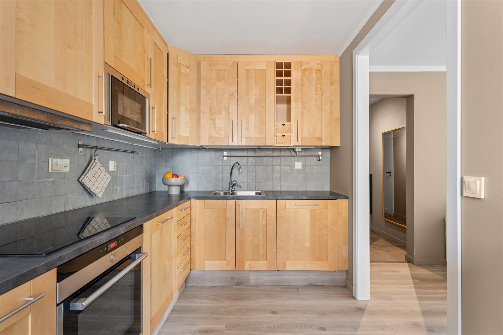 Kjøkkenet er utstyrt med integrerte hvitevarer bestående av stekeovn, platetopp, mikrobølgeovn, kjøle-/fryseskap og en ny oppvaskmaskin Galleribilde