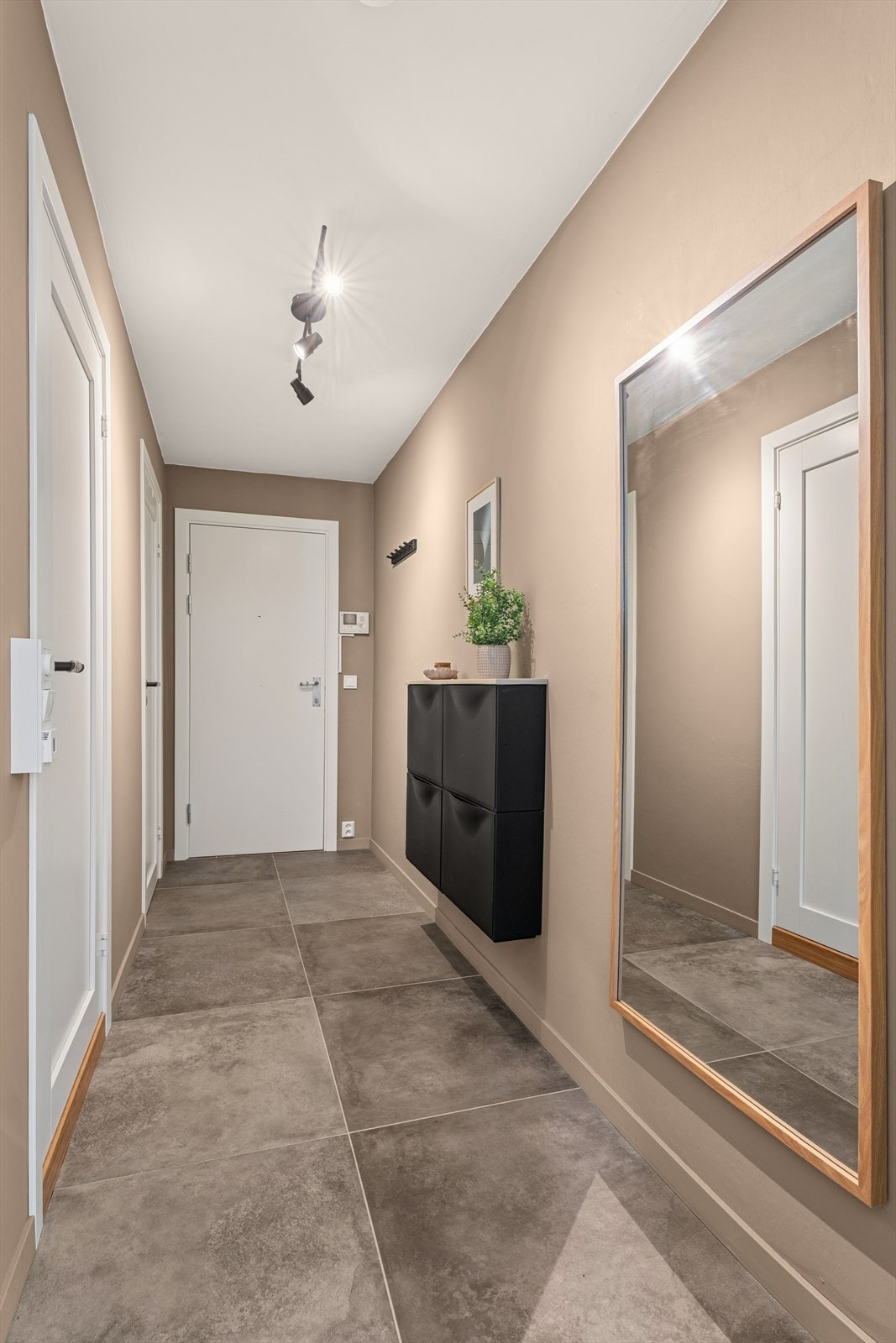 Her er det plass til å henge fra seg yttertøy på knaggrekke og sko i vegghengte skoskap Galleribilde