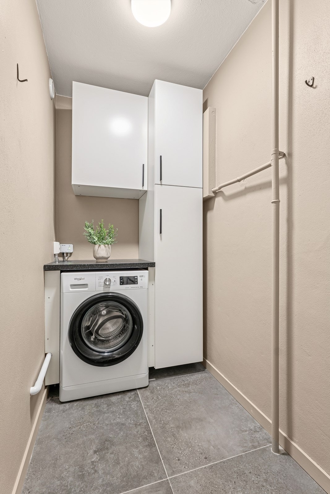 Vaskerommet er utstyrt med opplegg for vaskemaskin, waterguard, skapplass og benk Galleribilde