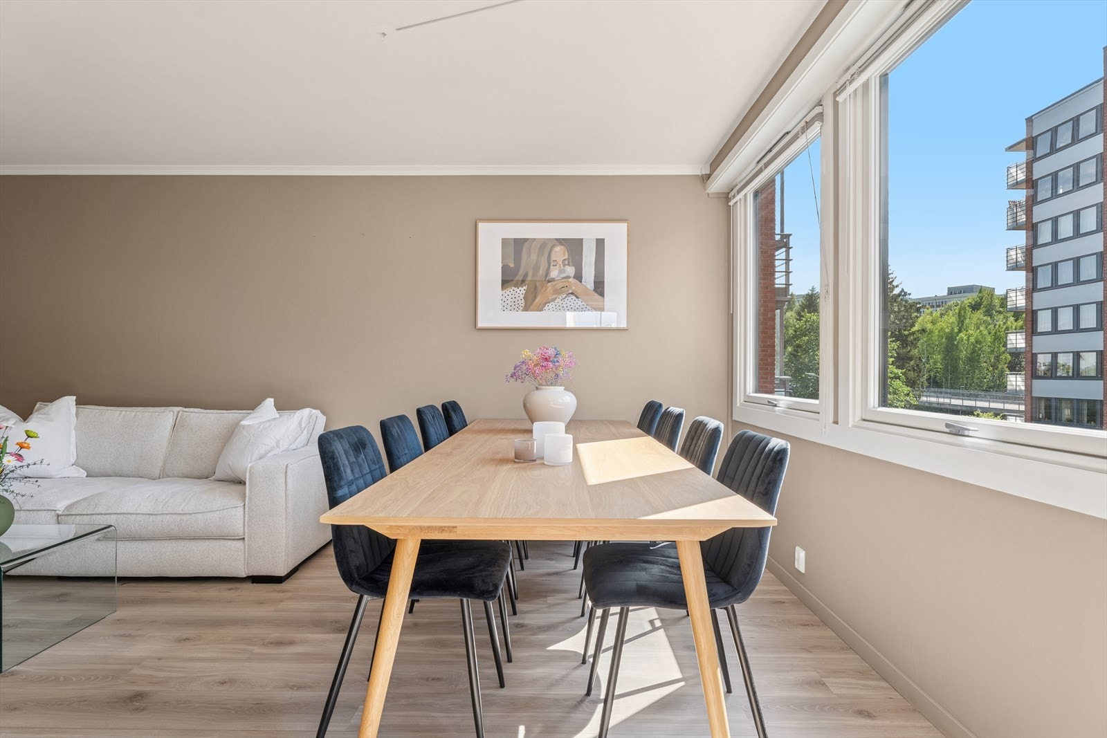 Leiligheten er modernisert i 2022. Det er god plass til sitte- og spisegruppe. Galleribilde
