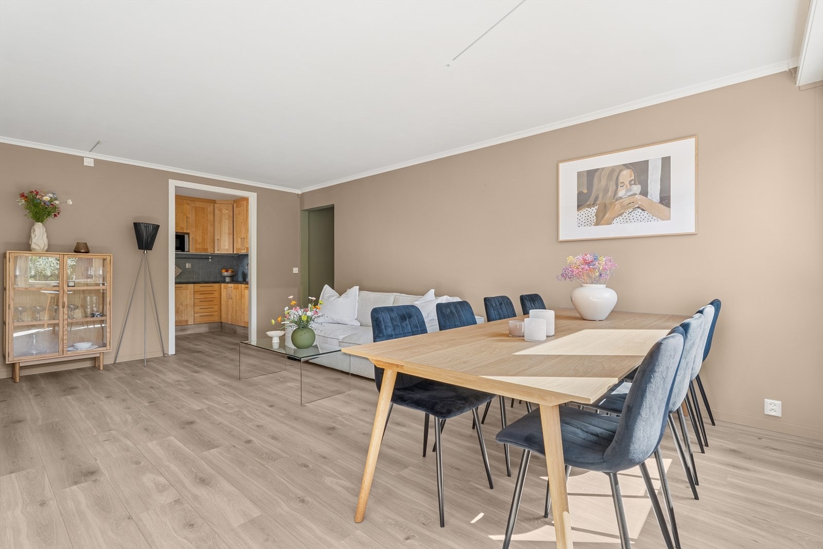 Gulvet er nyere oppgradert til et pent 1-stavs laminatgulv. Leiligheten er terskelfri og har massive innerdører. Galleribilde