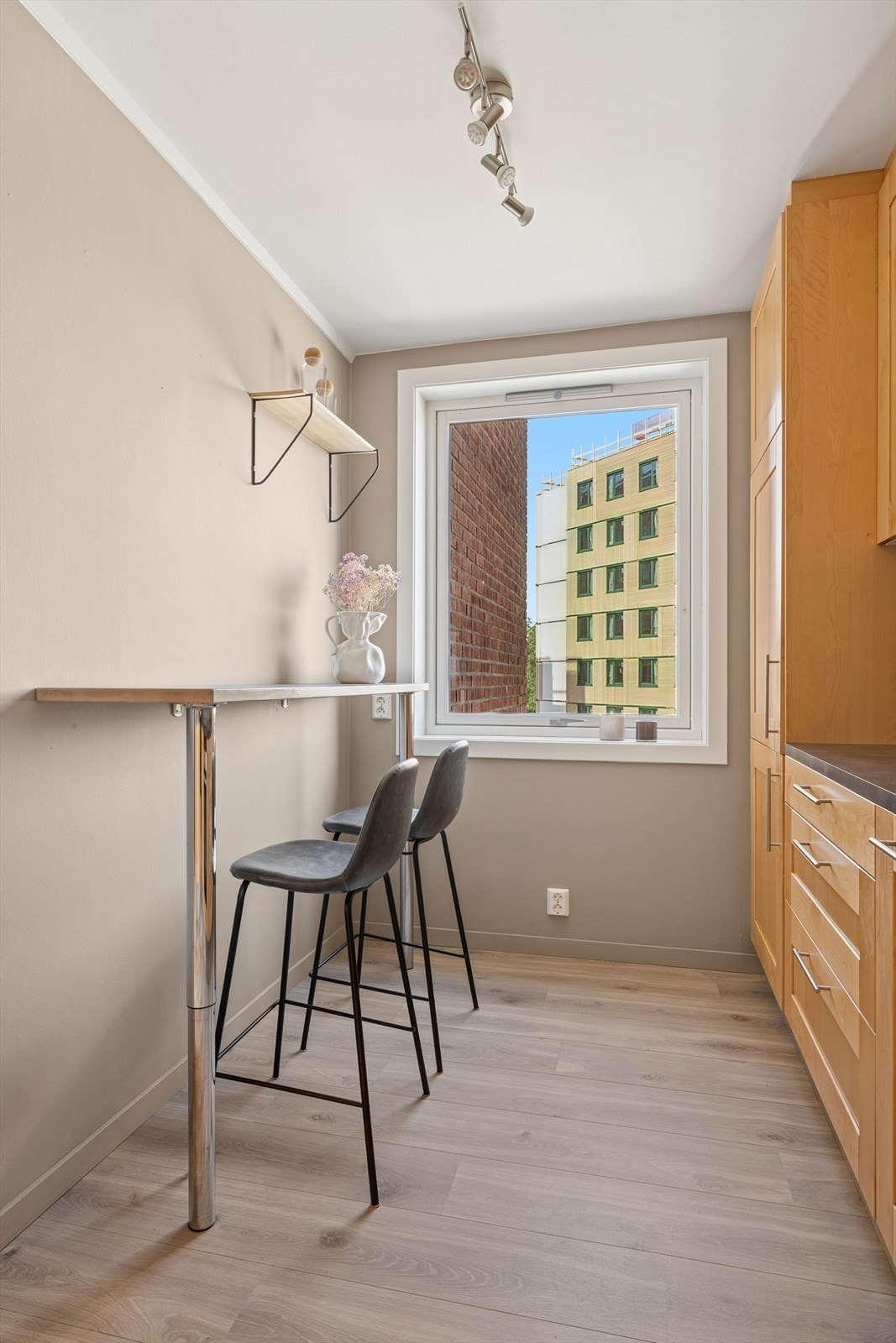 Det har i flere tilfeller blitt etablert ett soverom/sovealkove i deler av kjøkkenet Galleribilde