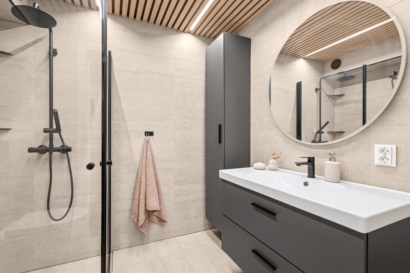 Nytt tidsriktig bad fra 2022 som moderne og praktisk Galleribilde