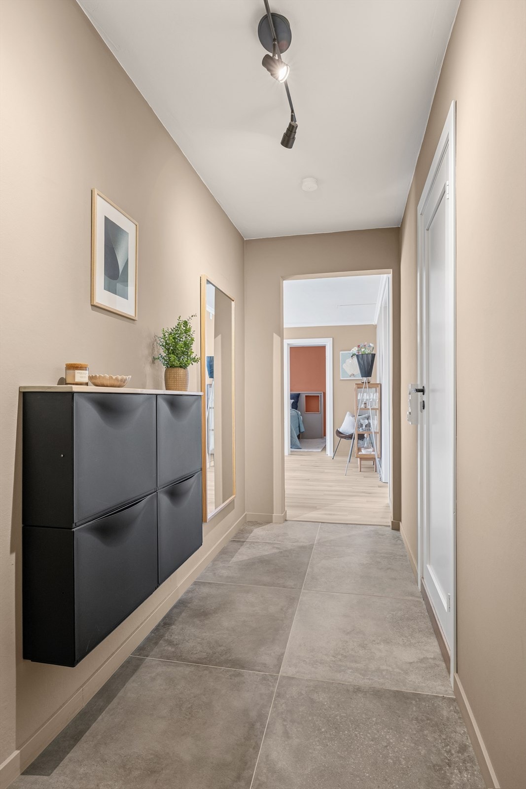 Du ønskes velkommen inn i en pen flislagt entré Galleribilde