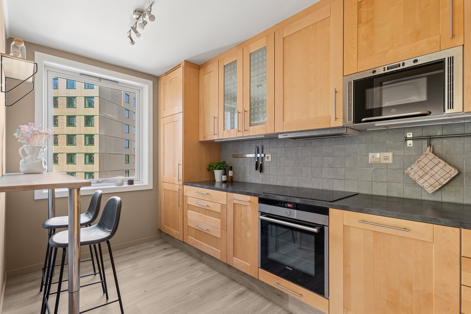 Kjøkkenet har godt med skap- og skuffeplass. Innredningen har profilerte fronter i bjørk og benkeplate i laminat. Galleribilde