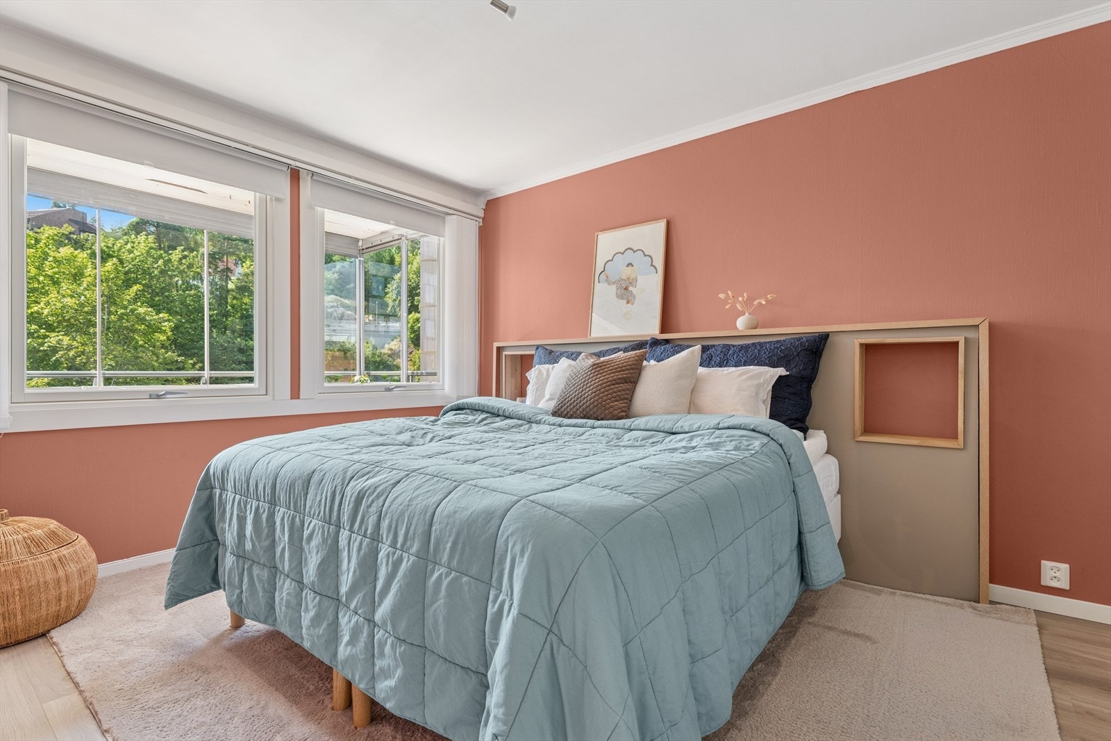 Soverommet er romslig og har god plass til dobbeltseng med tilhørende nattbord Galleribilde