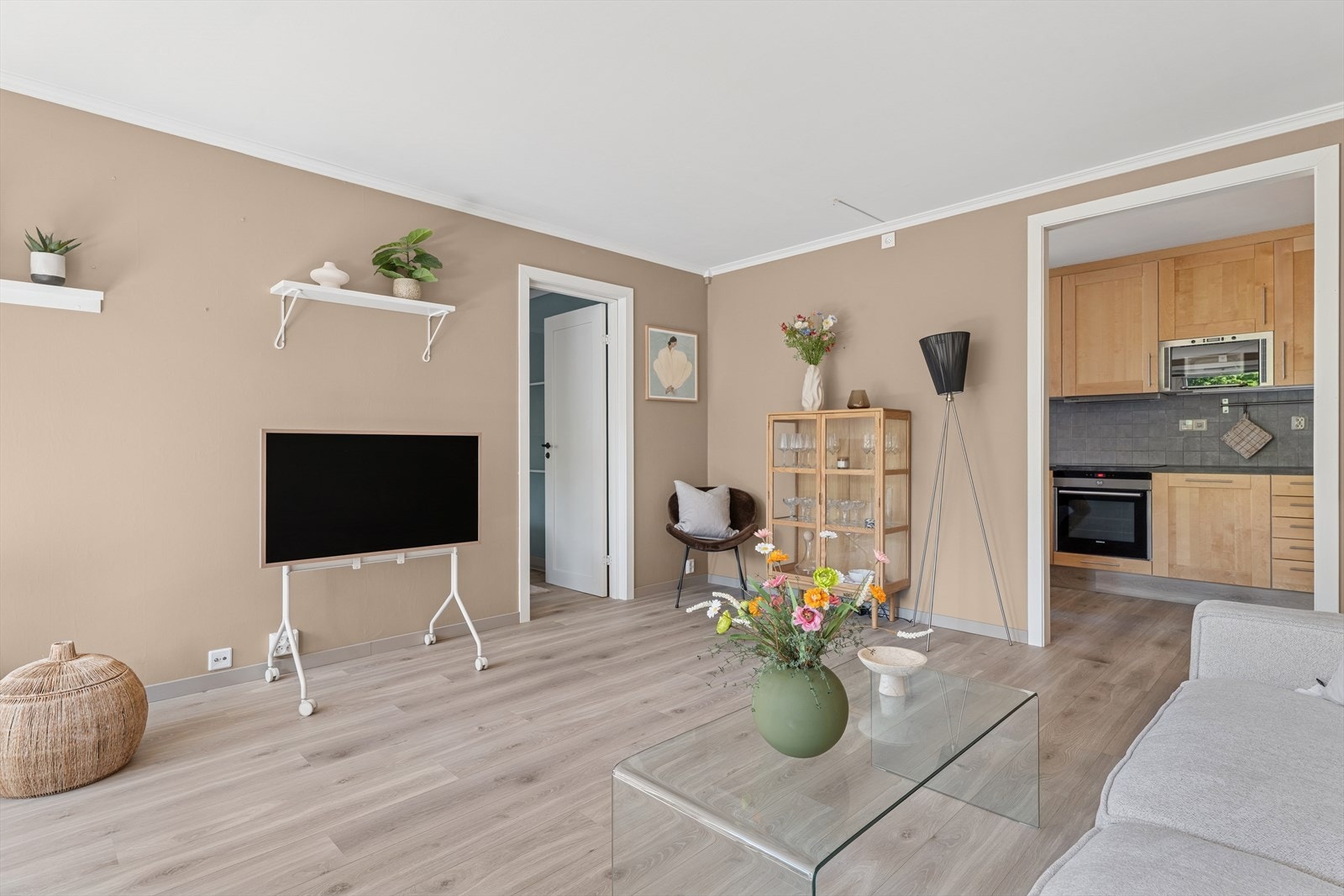 Stuen er romslig og har store vindusflater som slipper inn rikelig med naturlig lys Galleribilde