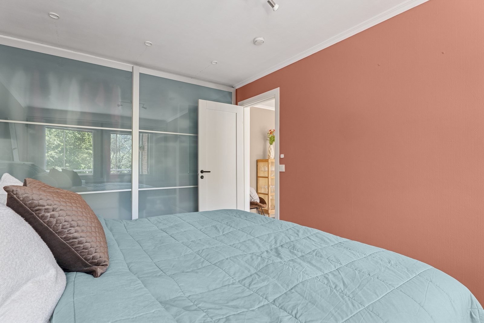 En romslig skyvedørsgarderobe gir rikelig med klesoppbevaring Galleribilde