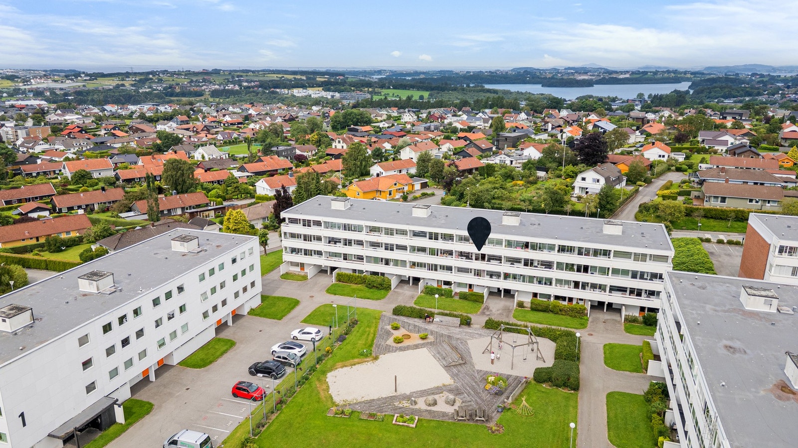 Leiligheten ligger fint til i bygget, usjenert og solrikt. Galleribilde