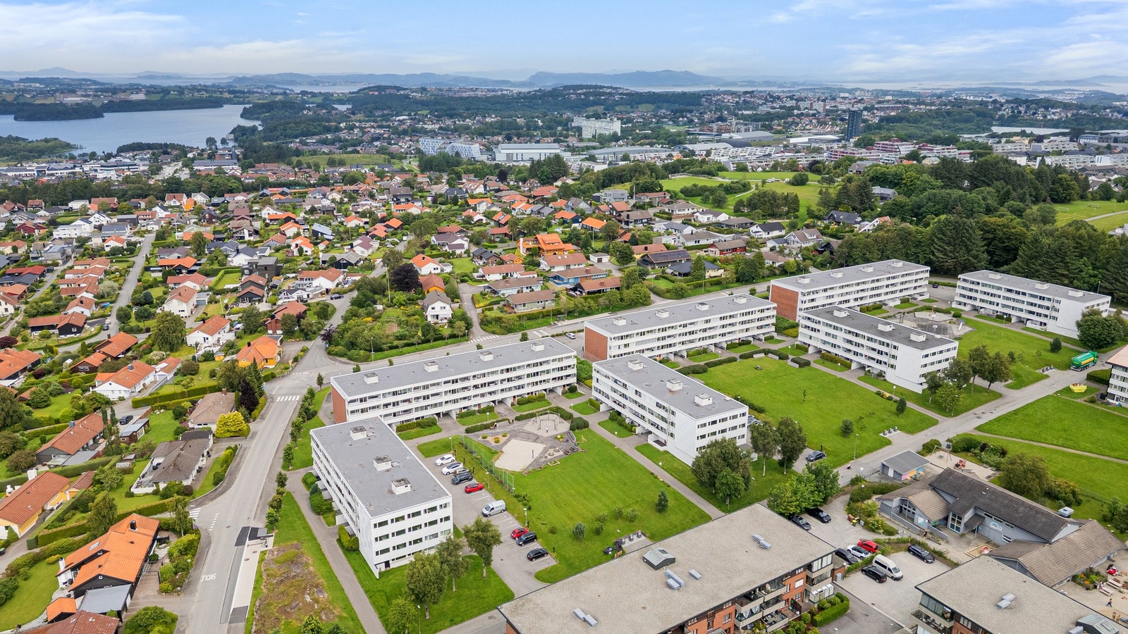 Fine turområder på alle kanter, også fint å gå eller sykle til byen via grøntområde og Mosvannsparken. Gode bussforbindelser. Galleribilde