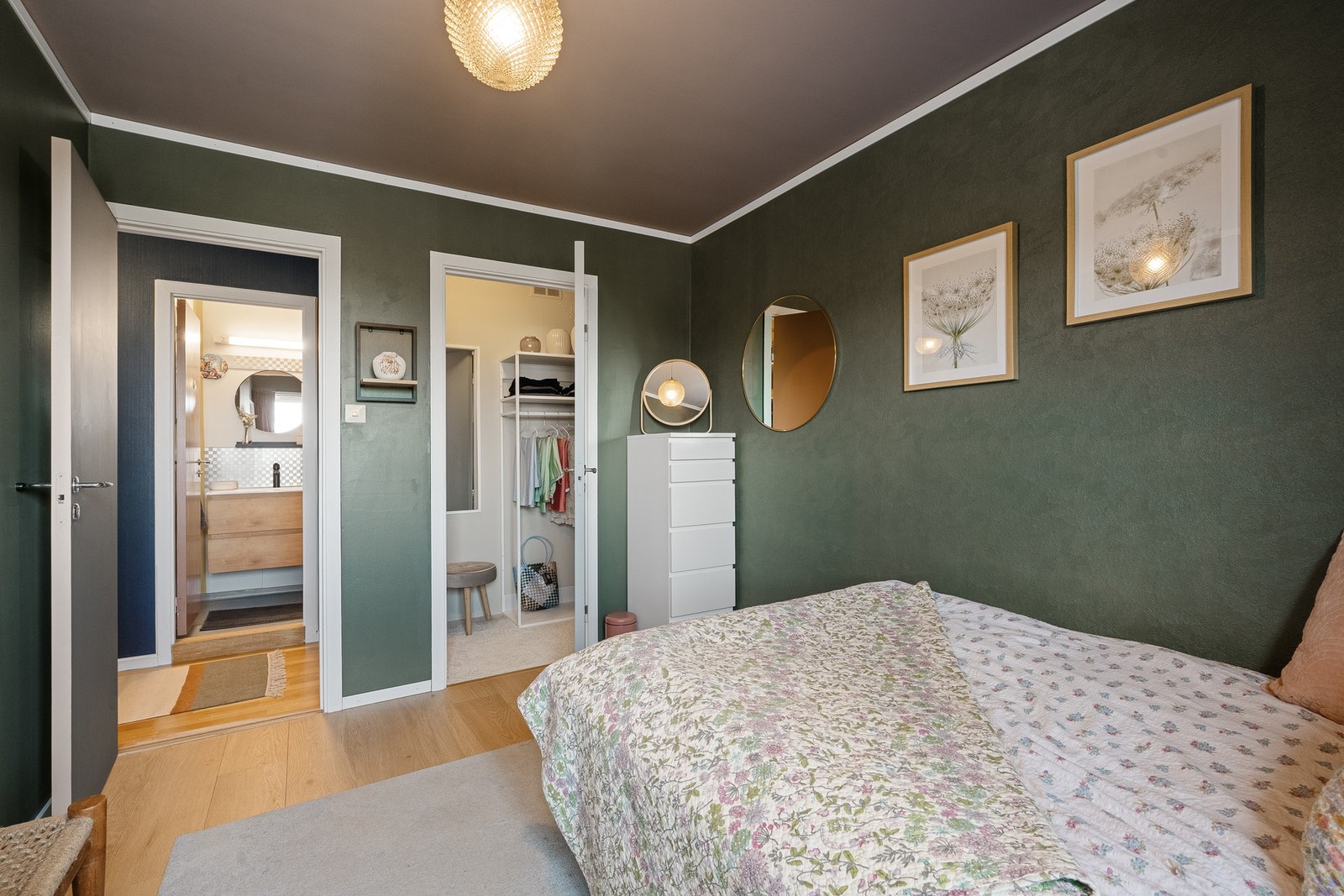 Hovedsoverommet har egen walk-in garderobe Galleribilde