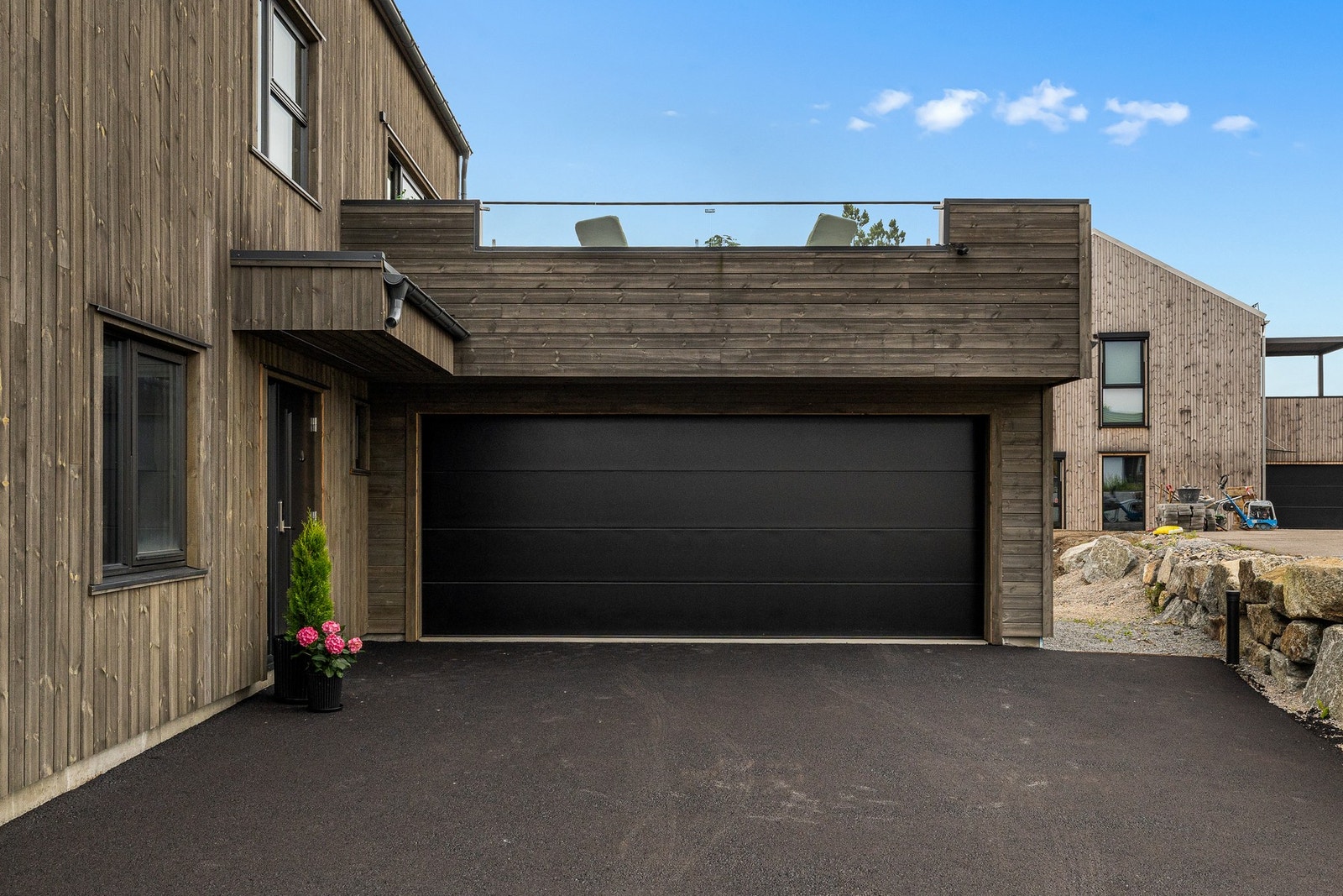 Stor dobbel garasje med elbillader Galleribilde