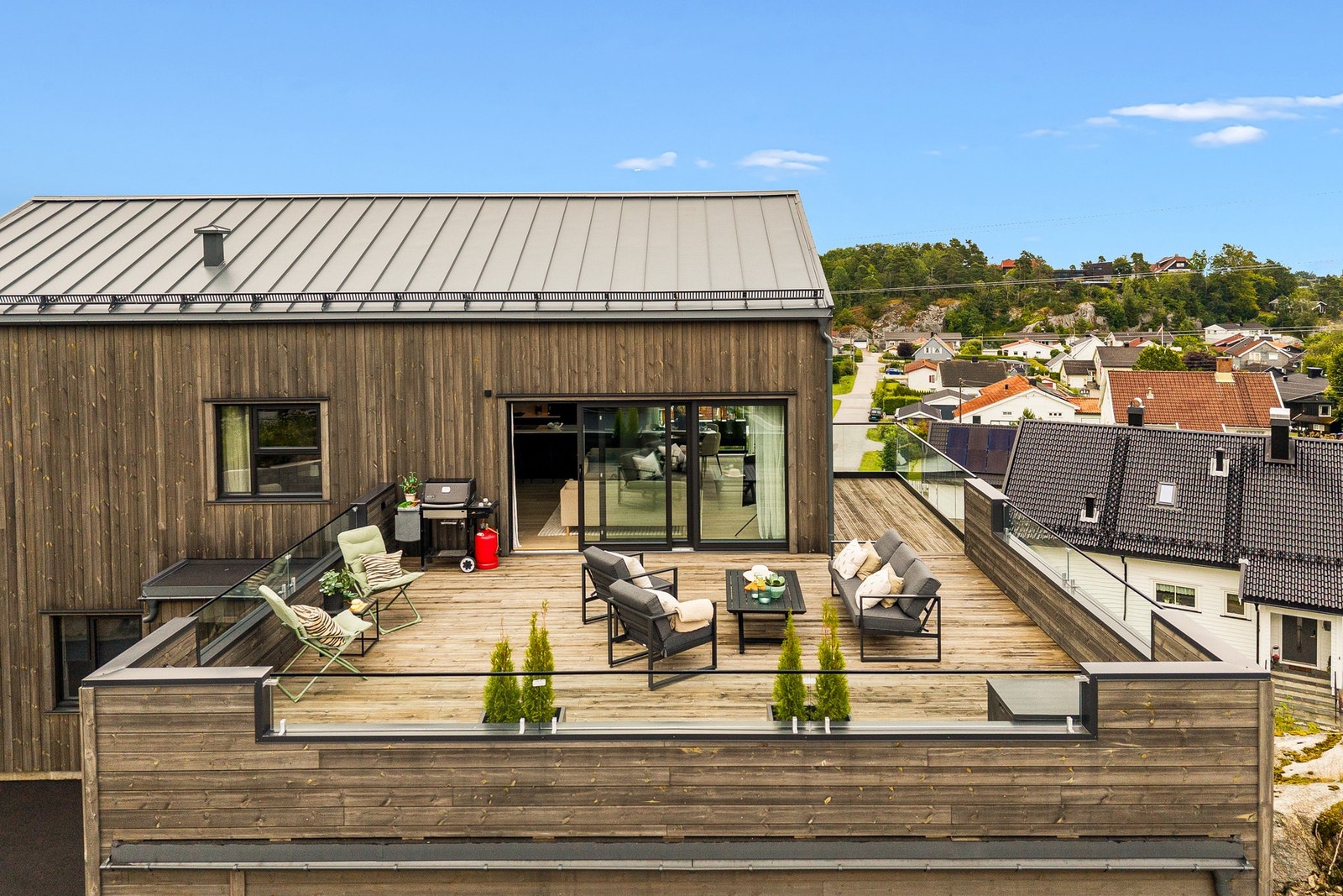 Stor terrasse med sol fra morgen til kveld Galleribilde