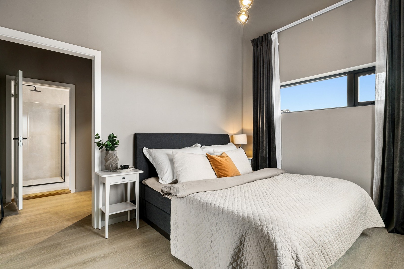 Hovedsoverommet har varmepumpe, privat "walk-in" og delikat bad Galleribilde