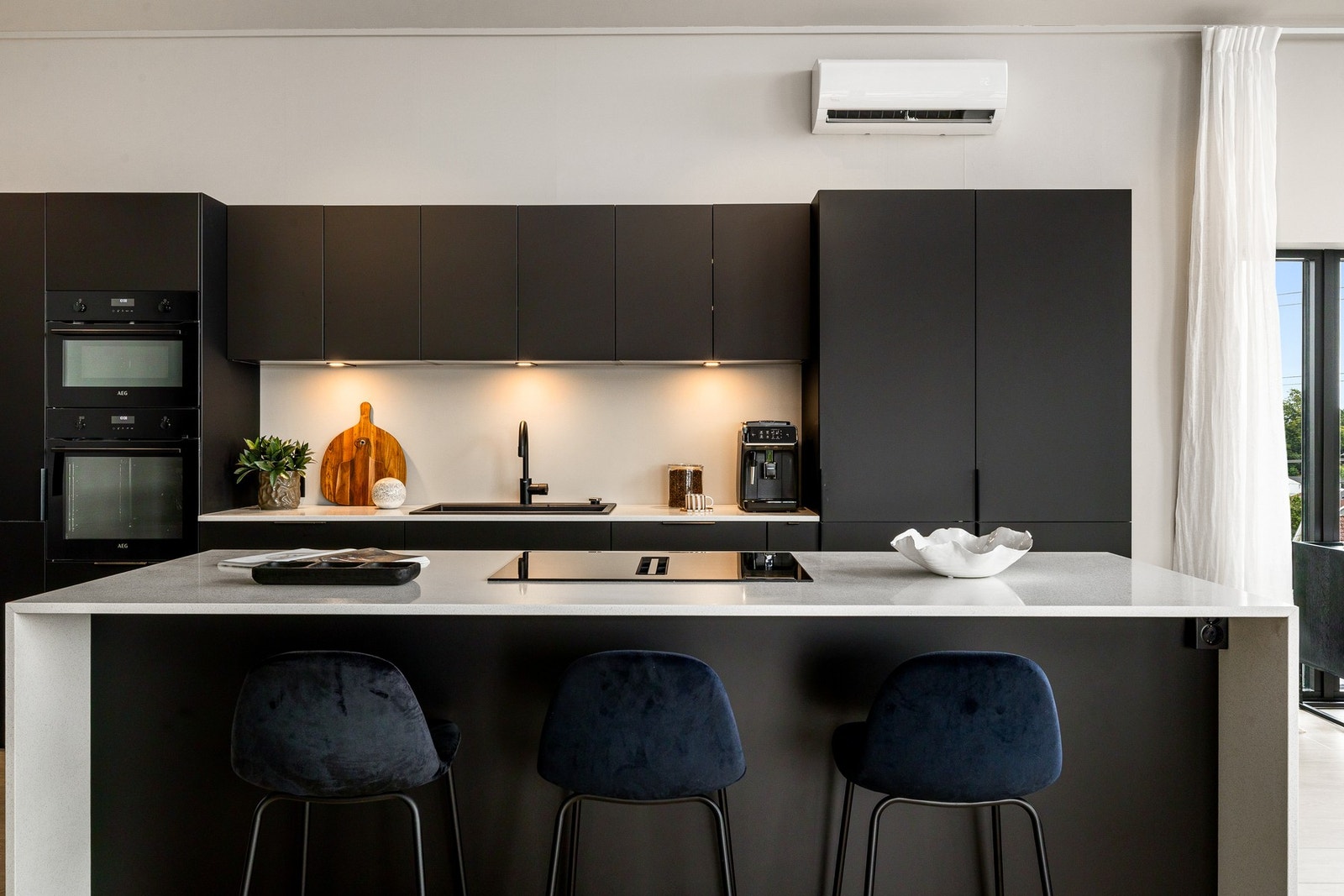 Moderne designkjøkken med eksklusive hvitevarer Galleribilde