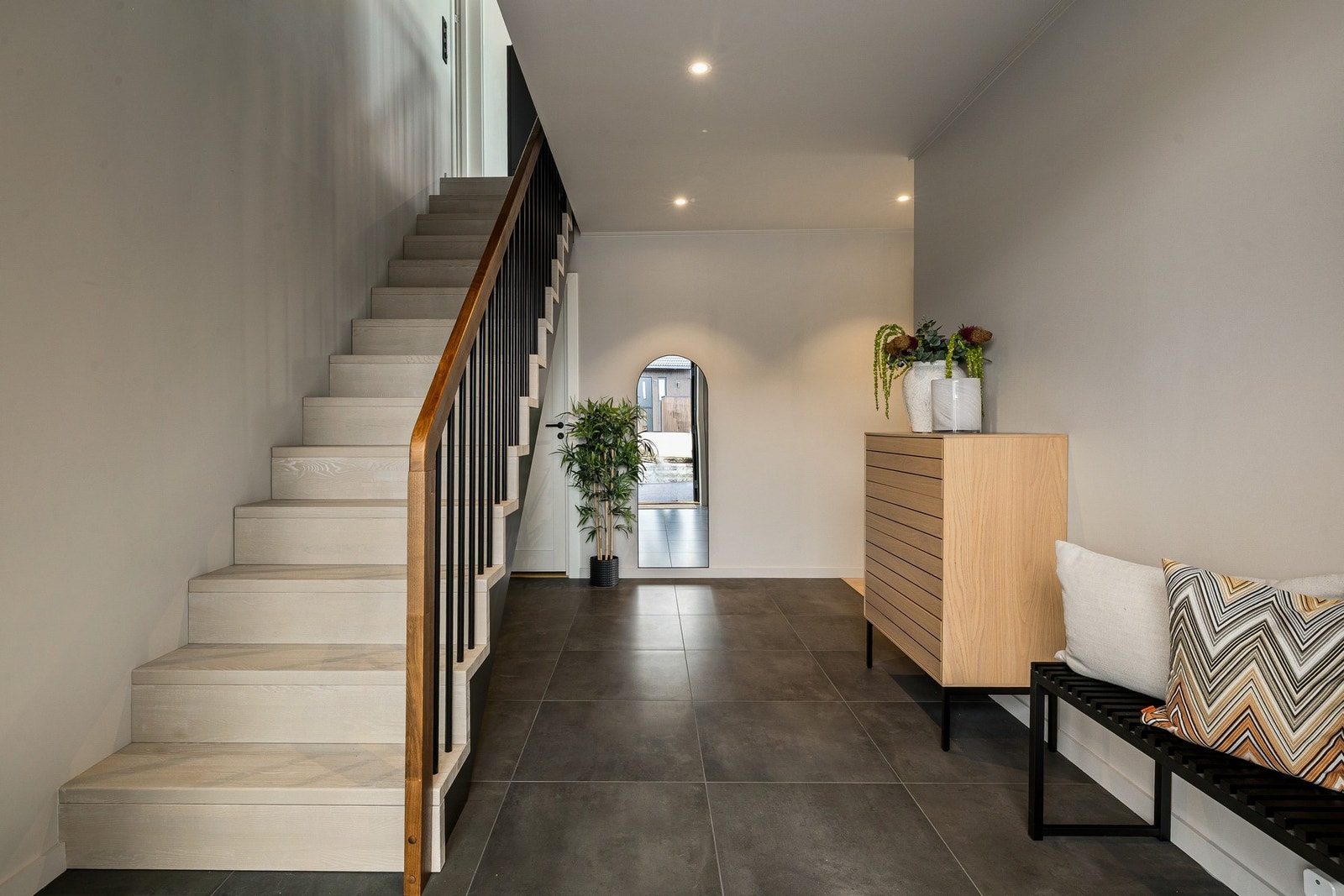 Velkommen inn - romslig hall med trappen opp til hovedetasjen Galleribilde