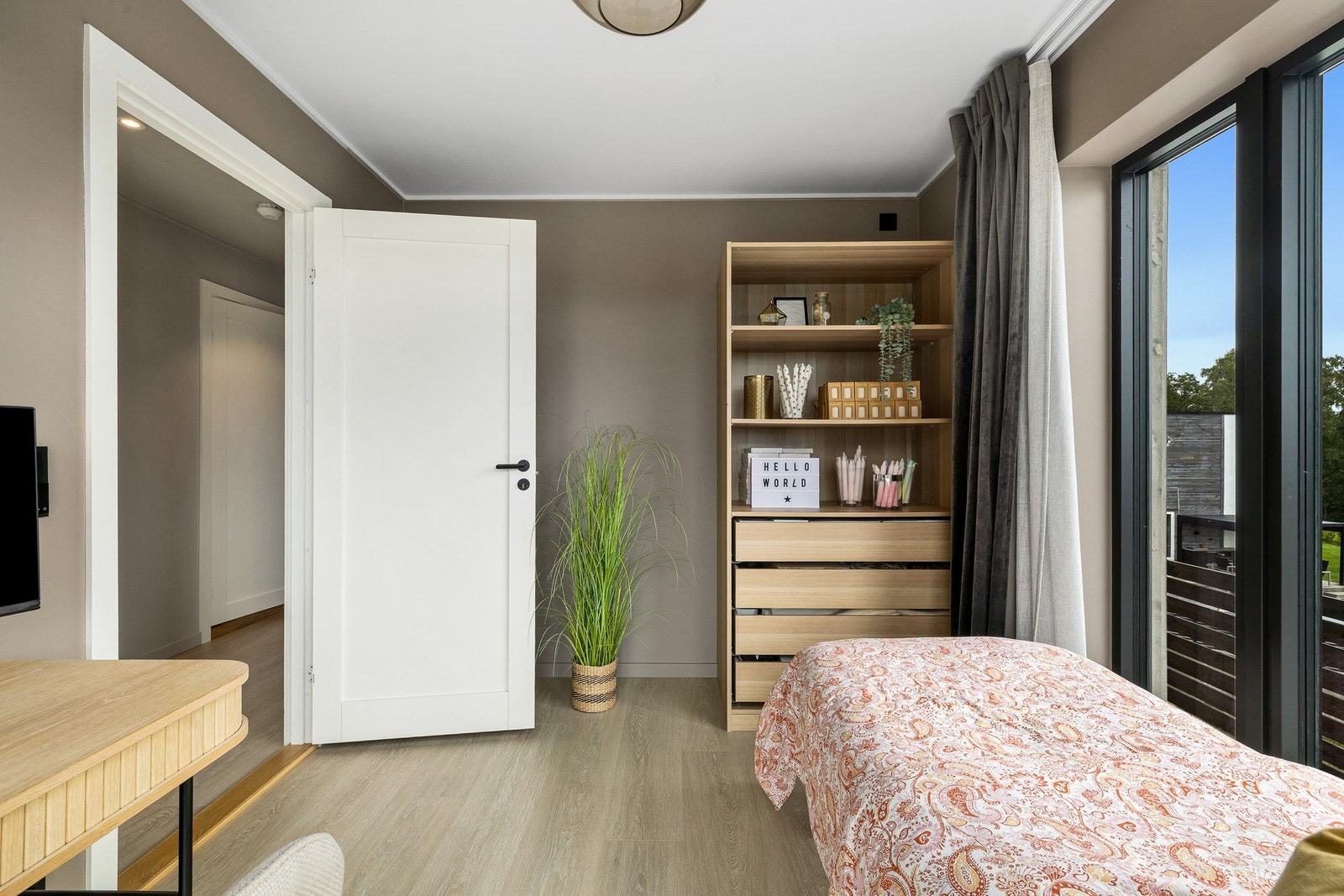 Lyst og romslig soverom Galleribilde