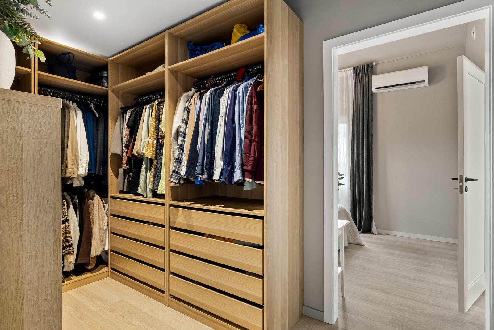 God garderobeplass + ekstra lagring på hems Galleribilde