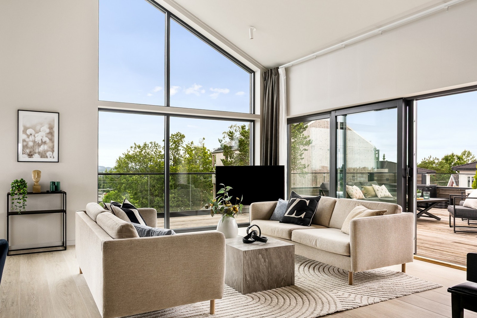 Utgang via store skyvedører til syd/vestvendt terrasse på nesten 60 kvm Galleribilde