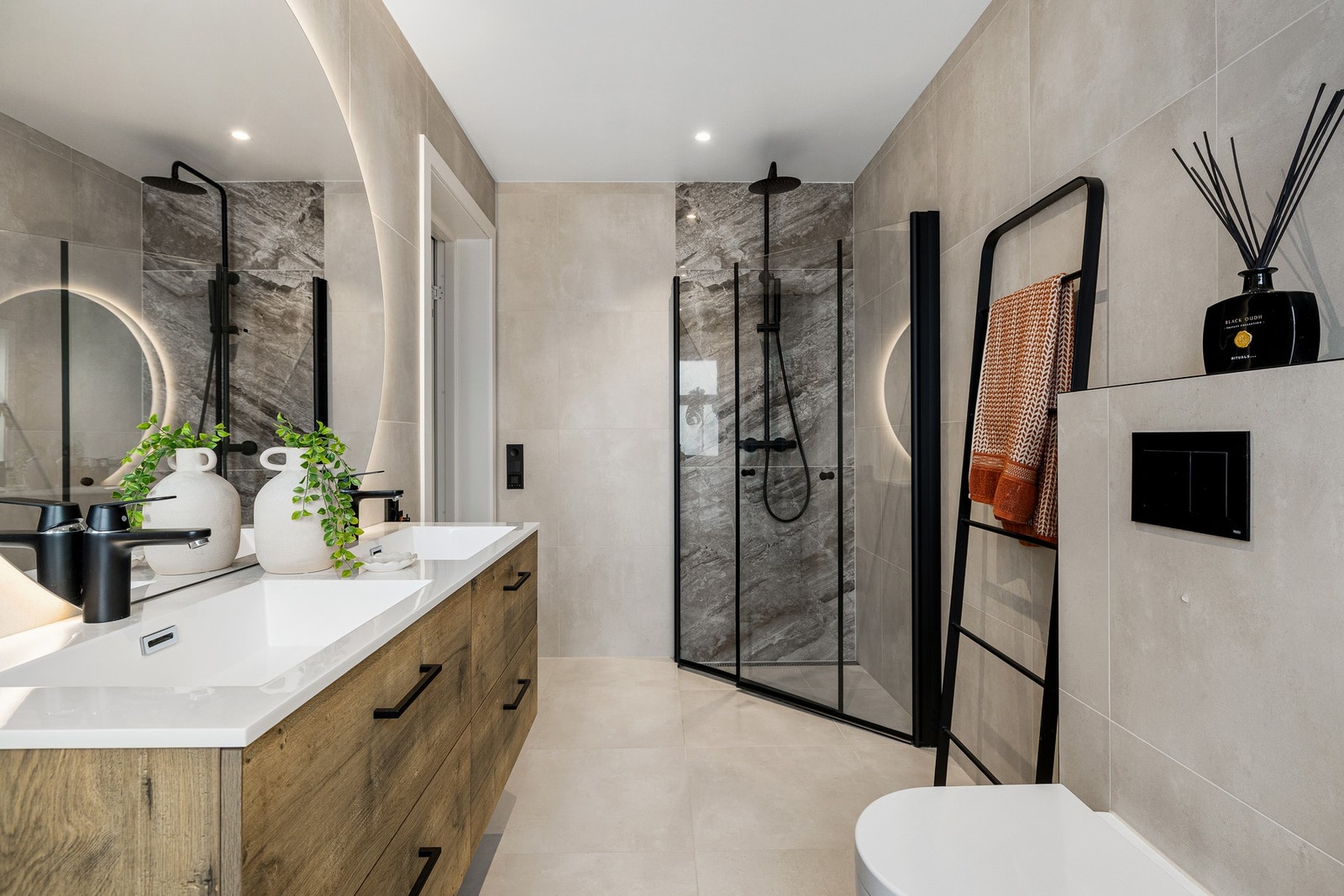 Dobbelt servant, dusjnisje og vegghengt WC Galleribilde