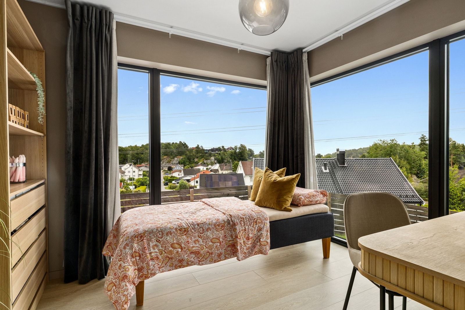 Luftig soverom med flott utsikt Galleribilde