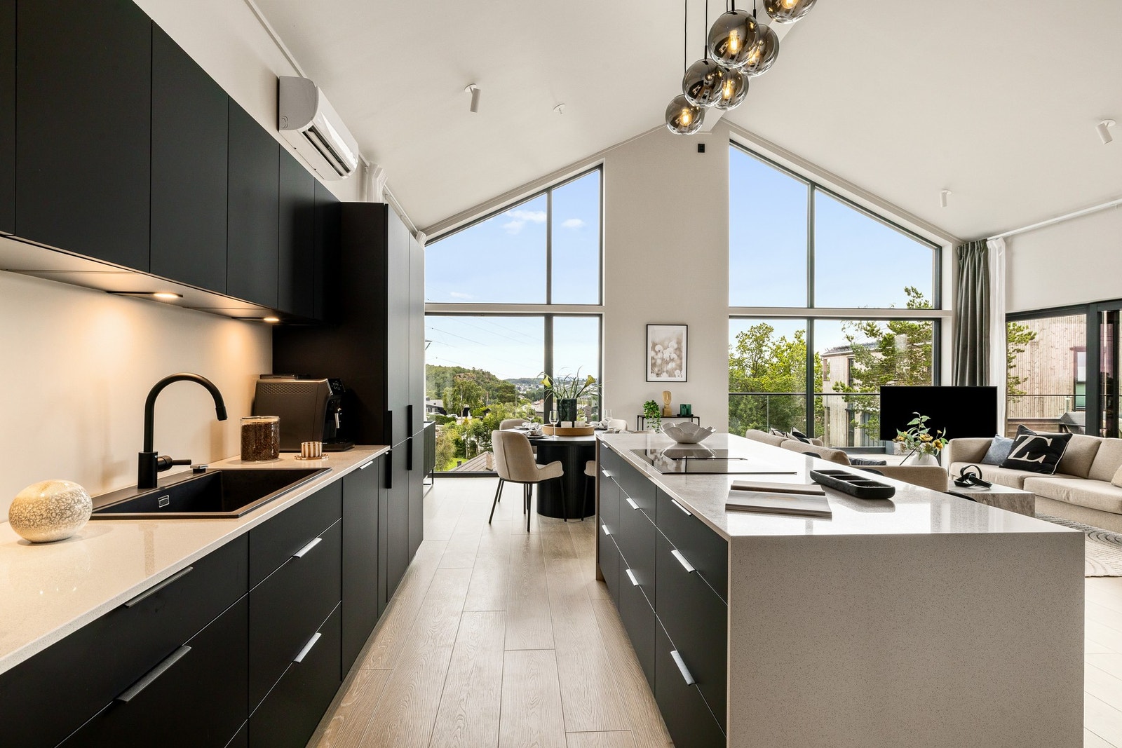 Stue og kjøkken i åpen løsning med flott, langstrakt utsikt Galleribilde