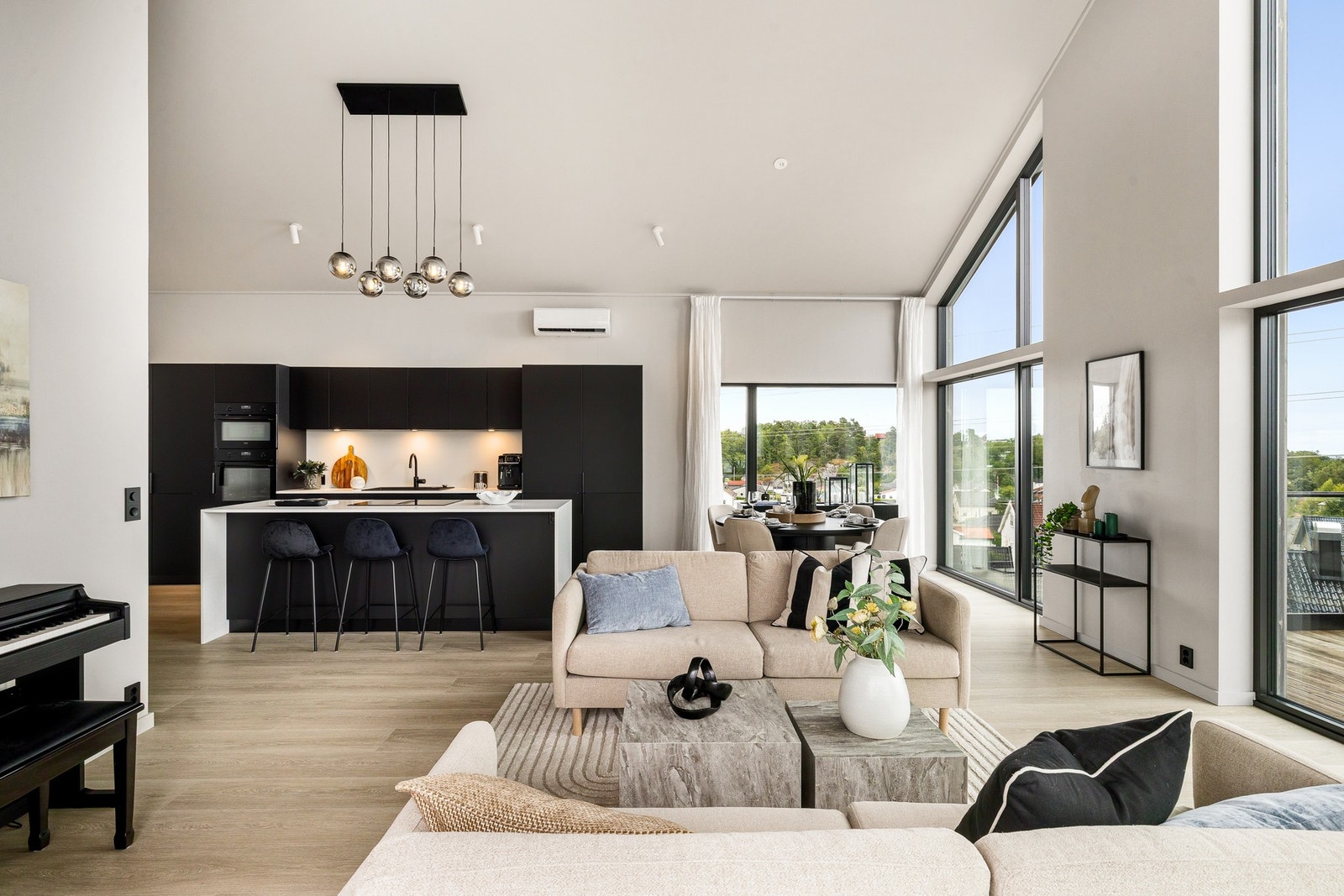 Hovedetasjen har sjenerøs takhøyde - lys og luftig atmosfære Galleribilde