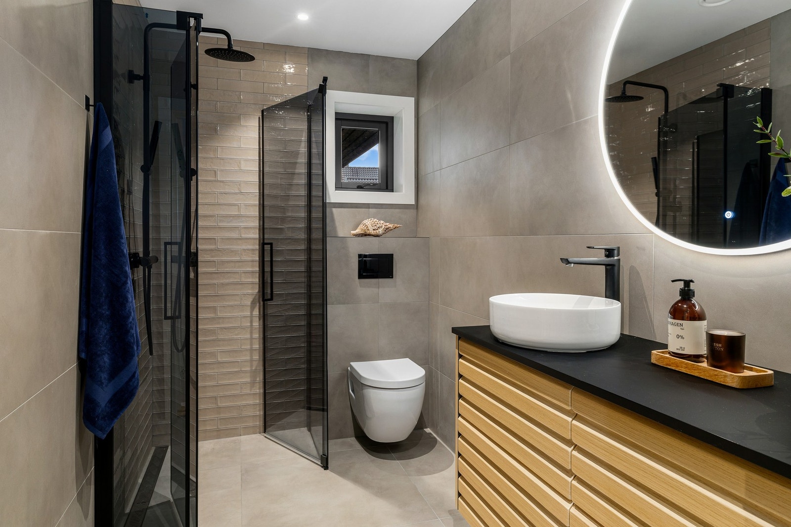 Boligen har 3 bad - alle med gulvvarme, moderne innredning, dusjhjørne med glassvegger og vegghengt toalett Galleribilde