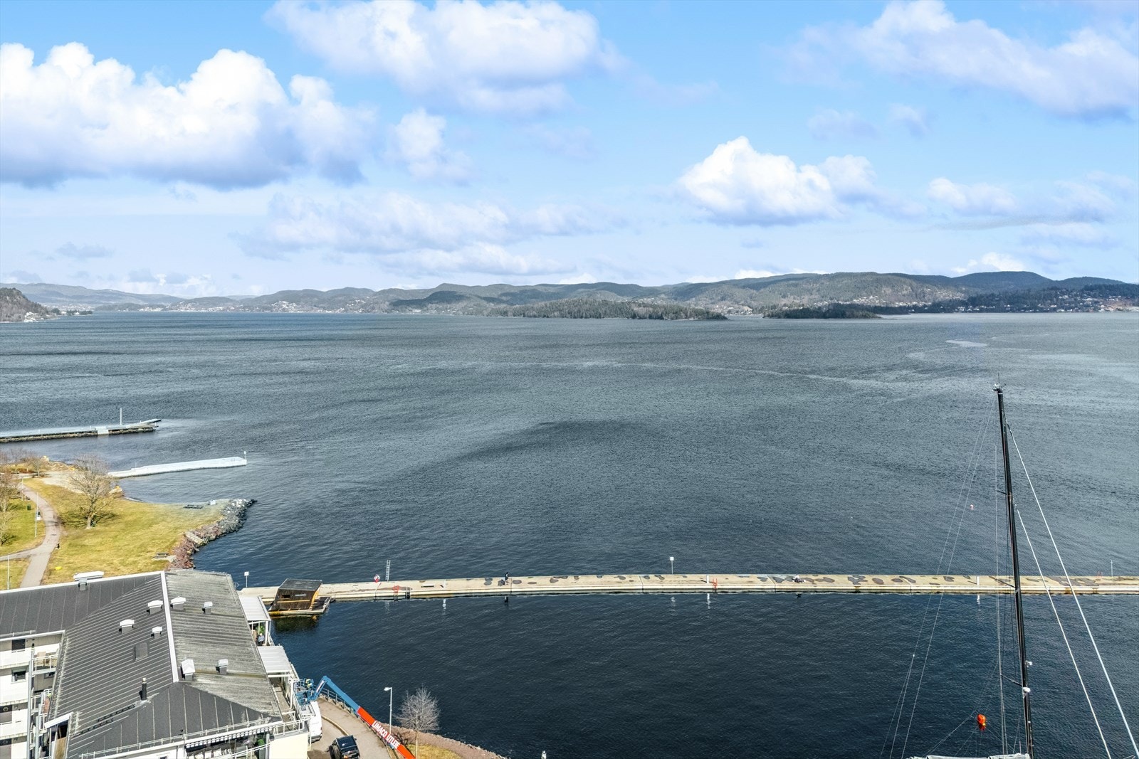 Holmestrand er kjent for sitt idylliske båt- og bryggeliv, hvor man kan spasere langs bryggekanten og nyte utsikten mot fjorden. Galleribilde