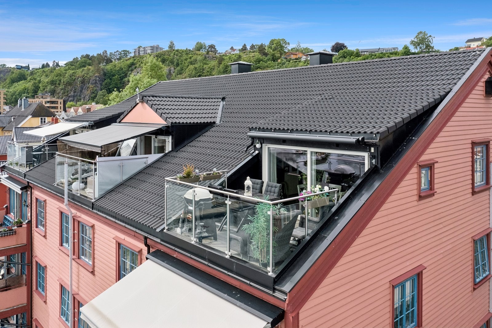 En slik balkong åpner for en ny hverdag hvor alt ligger til rette for at sene sommerkvelder kan nytes i godt selskap. Galleribilde