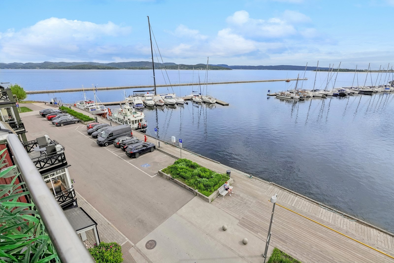 Utsiktsbilde fra balkongen mot sjøen. Galleribilde