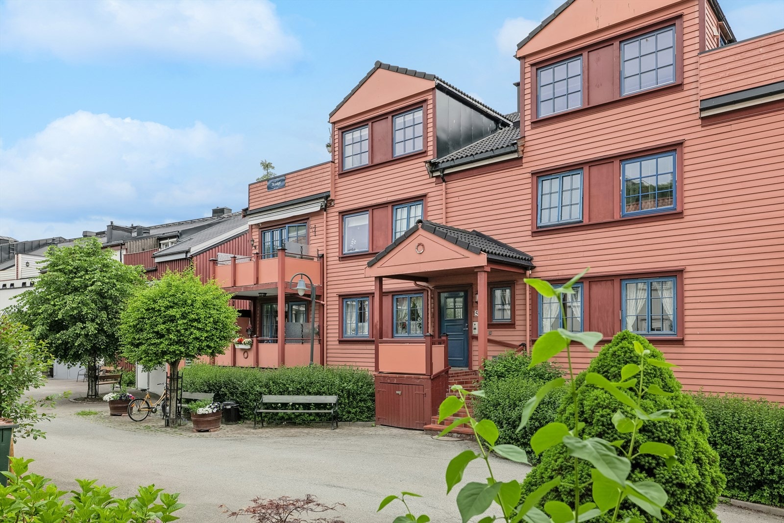 Leilighetene i sameiet har felles inngangsområde som gir et meget godt førsteinntrykk. Galleribilde