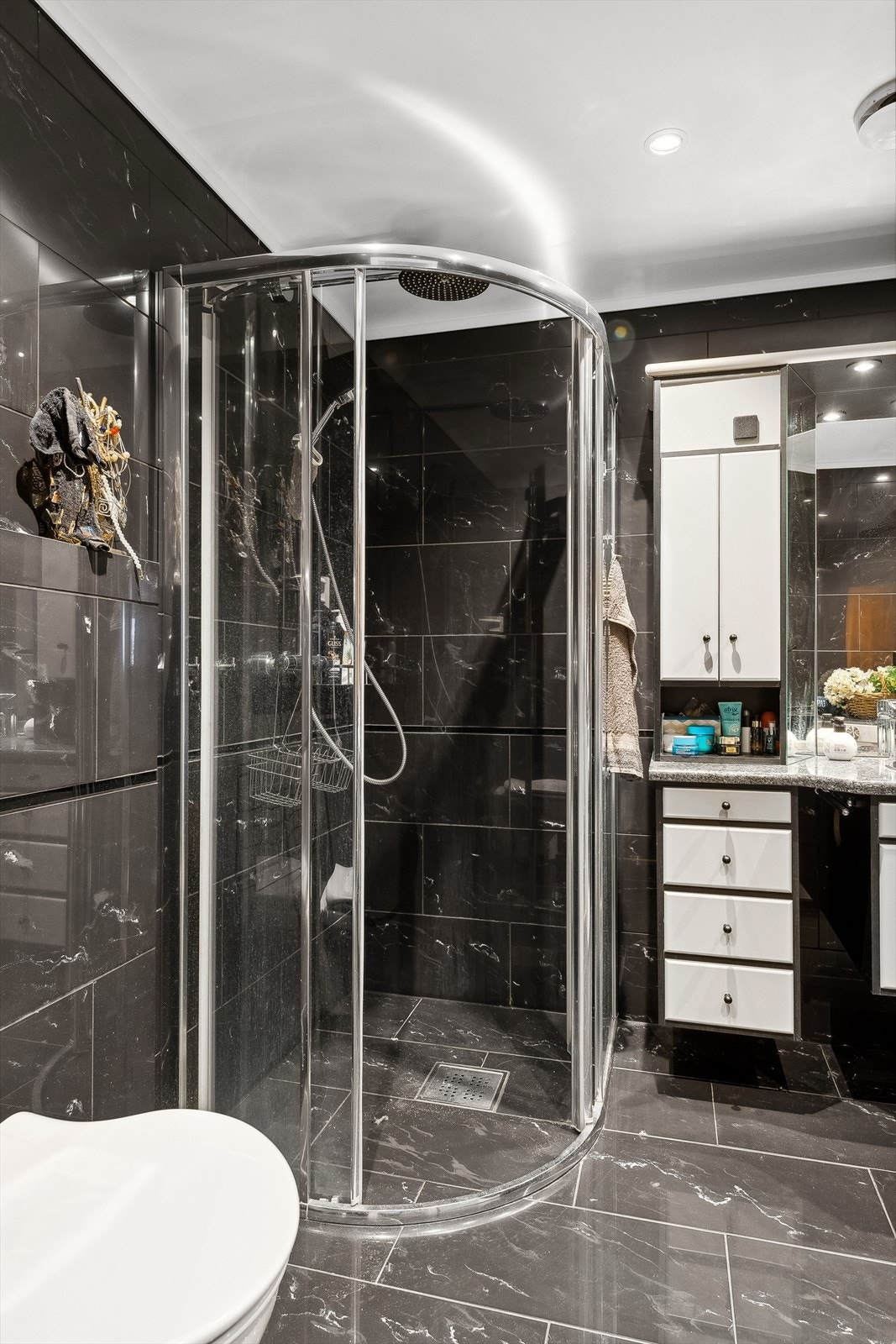 Badet ble pusset opp i 2007 i regi av tidlige eier av leiligheten, og fremstår som meget pent og innbydende med spotbelysning og integrert høyttaler i tak. En god dag starter alltid her! Galleribilde