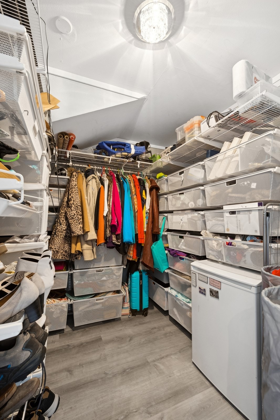 Det er bygget et praktisk walk in closet/innebod med god plass. Galleribilde
