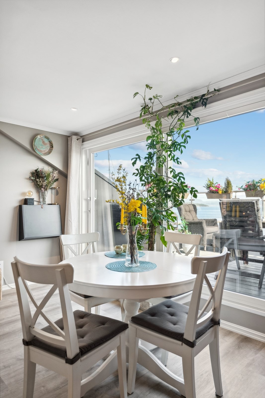 Stuen har en stor skyvedør i glass med flott sjøutsikt som slipper inn godt med dagslys og sikrer den fine utsikten mot bryggen og fjorden. Galleribilde