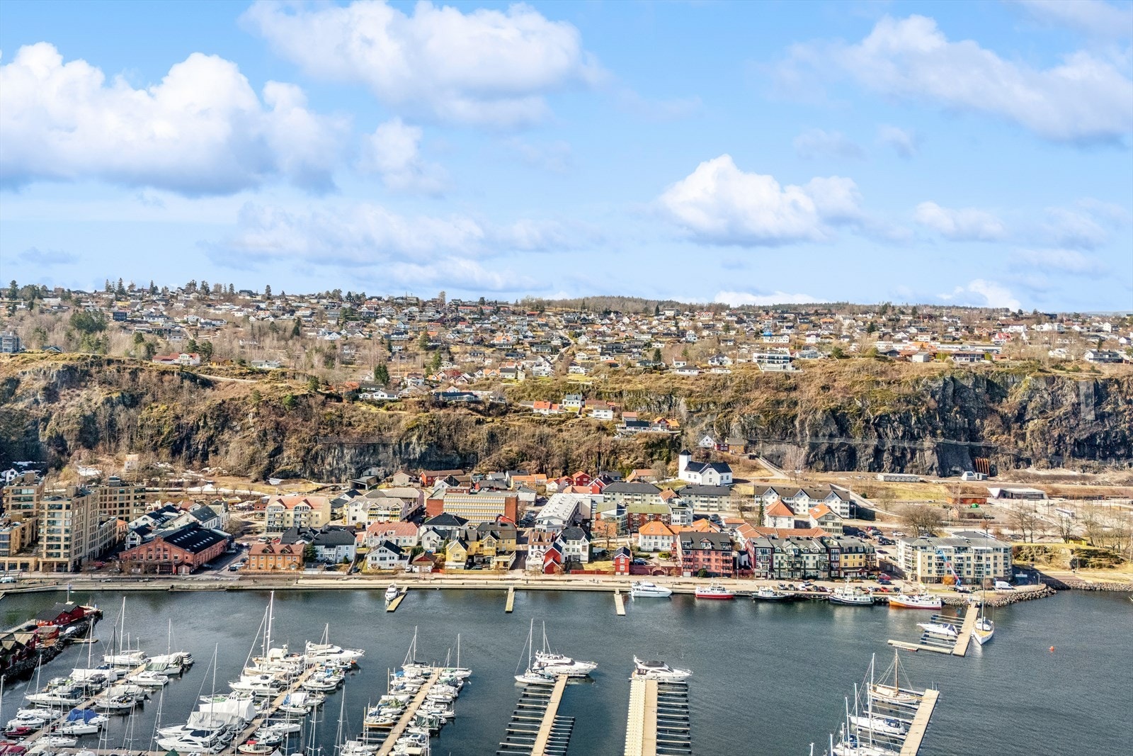 Her bor en med gangavstand til alt Holmestrand byr på, og samtidig med umiddelbar nærhet til strender, sjøen og båthavna. Galleribilde