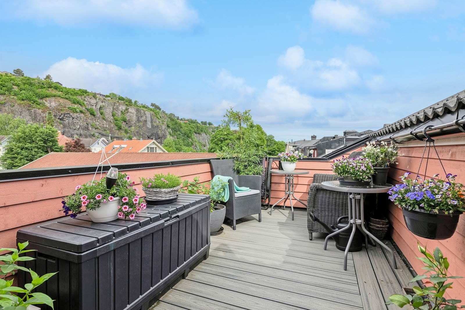 Det som spesielt skiller denne leiligheten fra mange øvrige leiligheter i Holmestrand sentrum er at leiligheten byr på hele to balkonger. Galleribilde