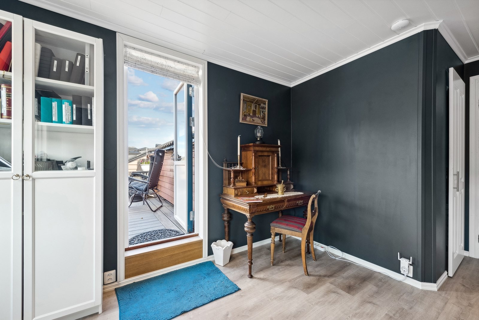 Dette soverommet brukes i dag som kontor og stue, men kan like gjerne brukes som soverom da rommet har en allsidig benyttelse. Rommet har god plass til både seng, nattbord og garderobeskap. Galleribilde