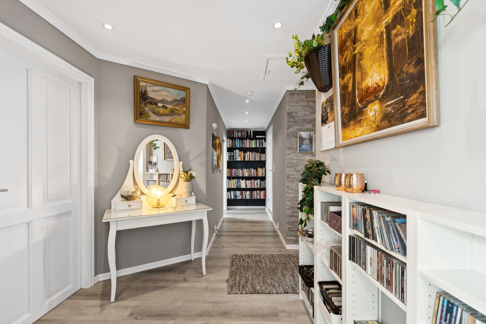 Det er i tillegg adkomst til loft med god lagringsplass fra leilighetens entre. Galleribilde