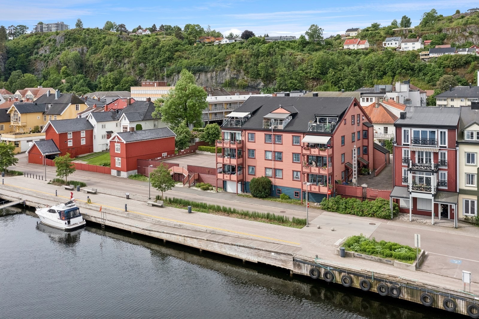 Bygningen er både velholdt og har en spennende utforming! Egen garasjeplass i lukket anlegg medfølger. Galleribilde