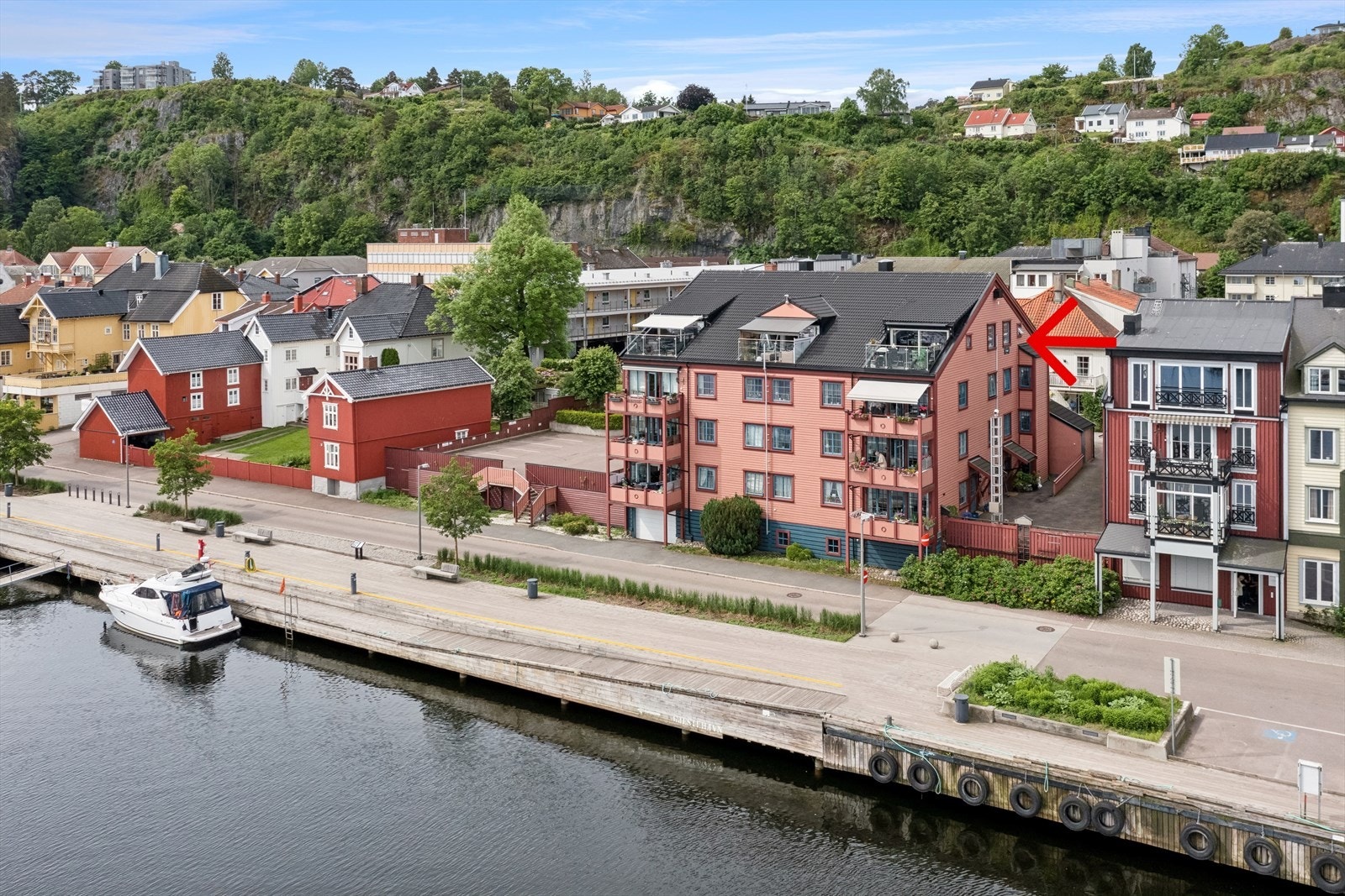 Bygningen er både velholdt og har en spennende utforming! Egen garasjeplass i lukket anlegg medfølger. Galleribilde