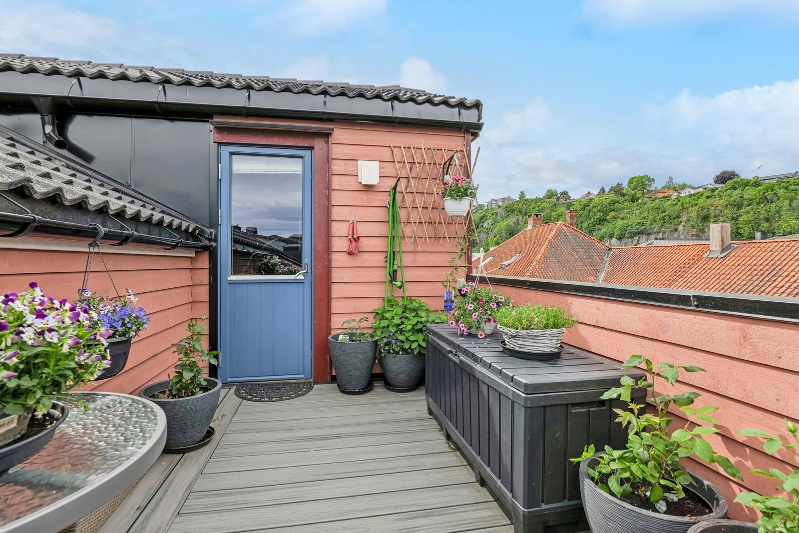 Balkongen mot sjøen byr på morgen/formiddagssol og denne balkongen byr på ettermiddag/kveldssol. Galleribilde