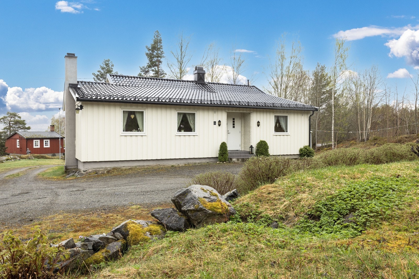 Gode bussforbindelser til Hønefoss og Vikersund/Drammen/Oslo. Galleribilde