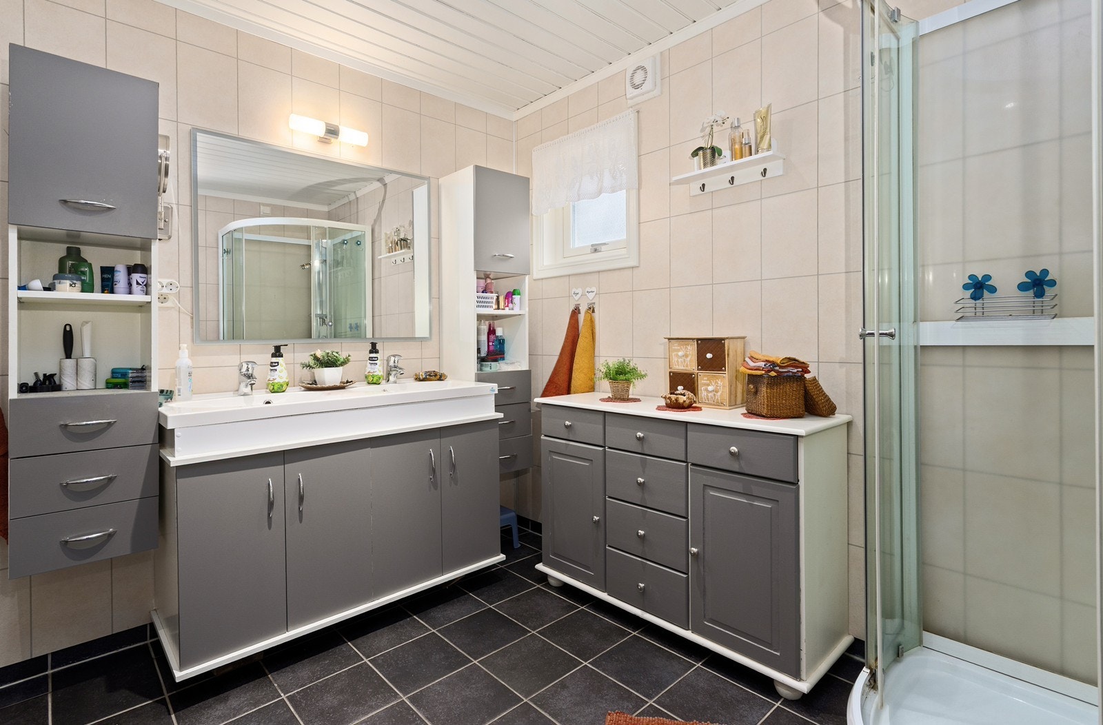 Det er også opplegg for vaskemaskin. Våtrommet har mekanisk avtrekk gjennom ytterveggen. Galleribilde