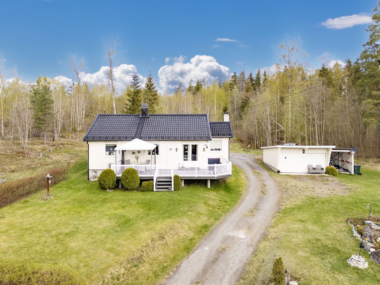 Eiendommen sokner til populære Sysle barneskole. Vikersund sentrum ligger en ca. 5 minutters biltur unna og byr på diverse fasiliteter. Galleribilde